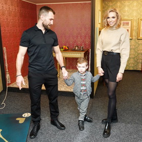 Hanka Mašlíková se synem Andreaskem a manželem André Reindersem v pohádkovém muzeu v Praze.