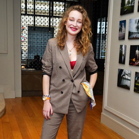 Cizí jí není ani pánský styl oblékání.