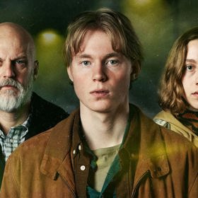 Zapadákov ´99: Dospívání v dánském zapadákově na konci devadesátek není zrovna jednoduché. Když po jednom mejdanu zmizí Alex, policie nic nedělá. A tak se jeho sestra Emma a dva kamarádi rozhodnou pátrat na vlastní pěst...