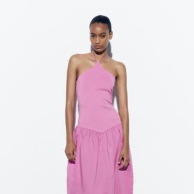 Netradičně střižené šaty s úvazem za krkem. (Zara, 599 Kč)