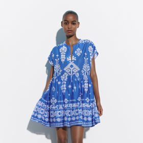 Šaty v ryze dovolenkovém stylu. Letošní varianta v půvabném modrobílém provedení v podání značky Zara za 749 Kč.