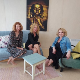 Moderátorku Miluši Bittnerovou pozvaly Josefína Nesvadbová a Světlana Nálepková do svého pracovního prostoru, kde pořádají semináře o duševním rozvoji.