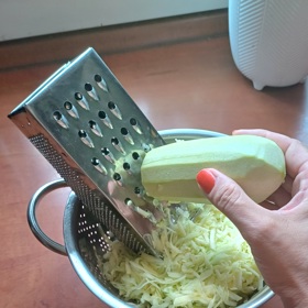 Cukety nejprve oloupejte, nastrouhejte je nahrubo, ideálně do cedníku.