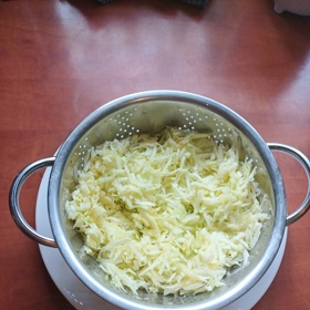 Vyberte velká semena, pod cedník dejte talíř, vše mírně posolte a cuketu nechte pár minut „vyslzet“. 