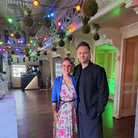 Maxim Havlíček v Ploom lounge během rozhovoru s redaktorkou Lifee.cz Veronikou Novákovou.