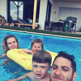 Nikol Leitgeb s manželem Petrem a dětmi - mladším Tobiasem a starším Mathiasem.