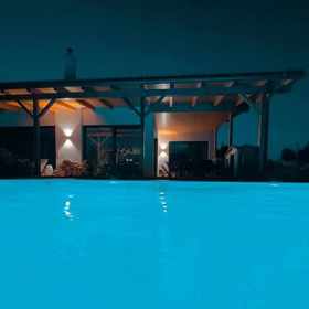 Takhle vypadá její bazén večer s nočním osvětlením.