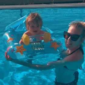 Nikol v bazénu máčí také svého mladšího syna Tobiase.