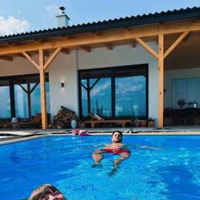 Bazén v létě využívá celá rodina a u vody společně tráví volné chvíle.