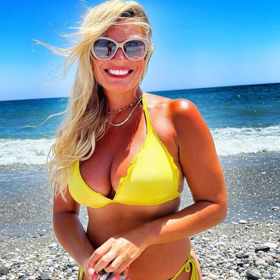 Moderátorka Lucie Borhyová si vyrazila do Španělska, kde nabírala síly na televizní vysílání. Pochlubila se například kanárkově žlutými plavkami.