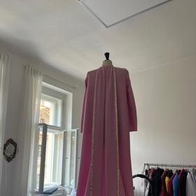 Šaty Daniely Kolářové v ateliéru návrháře Borise Krále. 