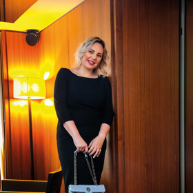 Zástupkyně šéfredaktorky Kristina a její ukázková prezentace "malých černých".