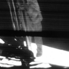 Armstrong sestupuje na Měsíc.