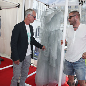 Šaty se budou na konci měsíce července dražit. Jejich vyvolávací cena je 50 tisíc korun.