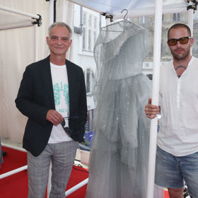 Ivan Trojan pózuje s módním návrhářem Lukášem Macháčkem a vodními šaty Pavlíny Němcové.