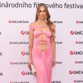 "Můžeme vidět, že když se nechají spuštěné přední prameny a horní vlasy se sepnou do culíku, tak to rozčesané vlny krásně zvýrazní. Navíc se i pěkně odliší od jiných variant těchto vln, kterých jsem už během letošního festivalu viděl mnoho. Za mě hezké a povedené," říká Honza Kořínek o účesu Karolíny Mališové