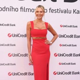 Modelka a Miss České republiky z roce 2002 Kateřina Průšová vsadila na svůdnou červenou a v topu s dlouhou sukní byla nepřehlédnutelná.