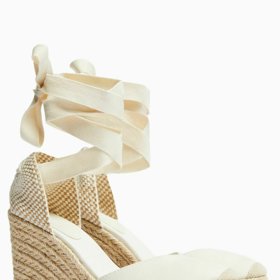 Letní klasika. Plátěnky na přírodní platformě s širokou tkaničkou k zavazování kolem lýtka. (Bershka, 999 Kč)