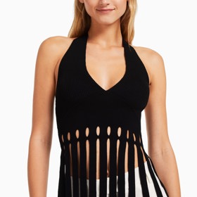 Jednoduchý halterneck střih oživily dlouhé nastříhané pruhy. (Bershka, 699 Kč)