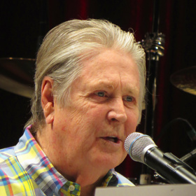 Zpěvák kapely Beach Boys Brian Wilson musel čelit krutému a obscénnímu otci. Ten ho například nutil udělat velkou potřebu na noviny v kuchyni, a pak to uklidit. Jindy ho bil nebo přiměl zírat do prázdné oční jamky poté, co si z ní vyndal skleněné oko. Jednou tak Brianovi došla trpělivost a vykonal potřebu na talíř, který pak otci položil na stůl.