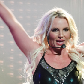 Je to známá kauza, ale stojí za připomenutí. Poté, co se počátkem roku 2008 Britney Spears ocitla na psychiatrii, požádal její otec Jamie soud o dočasné opatrovnictví a možnost spravovat její majetek. Jenomže toto privilegium mu vydrželo 13 let. Nyní se zpěvačka rozhoduje sama za sebe. V poslední době to ale vypadá, že kvůli návratu nevyzpytatelného chování o tuto výhodu opět přijde.