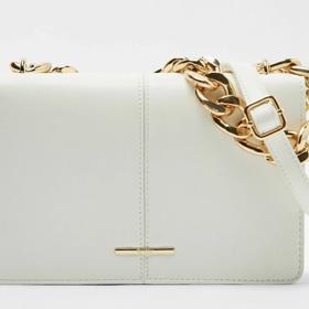 Kabelku Bershka s nápadným řetězovým uchem můžete pořídit hned v několika barevných variantách. (Bershka, 399 Kč)