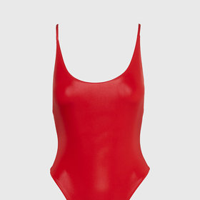 Glamour varianta rudých plavek s leskem od značky Calvin Klein. (3 190 Kč)