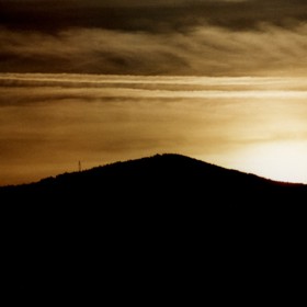 Při pohledu na horu při západu slunce by i člověk uvěřil, že se tam dějí nadpřirozené věci.