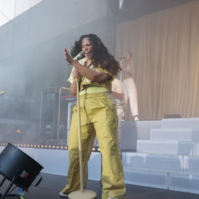 Takhle jí to slušelo na koncertu v Karlových Varech.