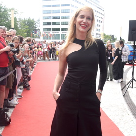 Na filmovém festivalu ve Zlíně se například blýskla v tomto černém overalu s širokými nohavicemi.