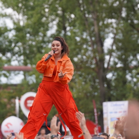 Outfit Ewy Farné z koncertu v rámci letošního ročníku festivalu Colours of Ostrava, na kterém rodačka z nedalekého Třince letos vystupovala, překvapivě, poprvé.