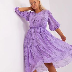 Lila transparentní šaty z kolekce značky Eloise, kterou od půli července najdete na českém trhu. A její velikostní škála je nositelkám větších velikostí nakloněna. (Šaty, Eloise, 1 899 Kč)