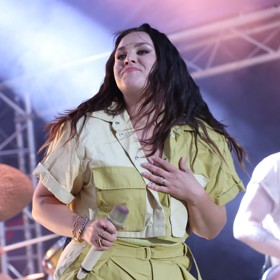 Zpěvačka Ewa Farna říká, že jí outfity na koncert dává dohromady stylista, tak aby ladila s tanečníky, kapelou a designem scény.