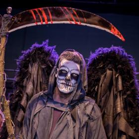 Maska byla vypiplaná do posledních detailů včetně líčení, zářivých očních čoček a dlouhatánských drápů.