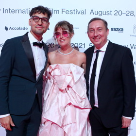 Ve stejném roce, kdy rozproudila debaty módních kritiků svou modrou opulentní róbou herečka Jitka Čvančarová, se na červeném koberci ve Varech objevila v nepřehlédnutelném outfitu také Emma Smetana. Nabírané růžové saténové šaty doplnila růžovými brýlemi ve tvaru srdce osázené blyštivými kamínky. Jordan byl tentokrát znovu za fešáka.