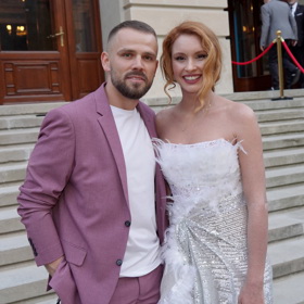 Na filmový festival ji doprovází kamarád Josef Mádle.