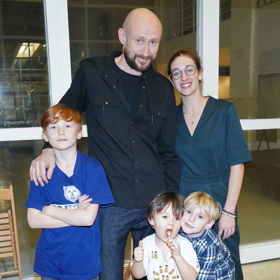 Herečka Marta Dancingerová se svou rodinou - s hercem Markem Pospíchalem má syna Antonína (vpravo), z partnerova předchozího vztahu mají ještě syny Matouše (vlevo) a Honzíka (uprostřed).