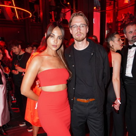 Zea dorazila v doprovodu partnera, úspěšného českého rappera Paulieho Garanda. Ten akcentoval červenou velmi vkusně páskem.