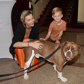 Chlapec si večírek v Karlových Varech užíval, ve společnosti je jako ryba ve vodě.