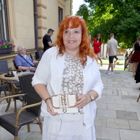 Marcela Holanová se zahalila do bílé barvy a pochlubila se také bílou koženou kabelkou.