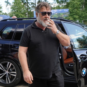 Herec Russell Crowe sbírá hodinky a na zápěstí nechyběly ani během jeho příjezdu do Karlových Varů.