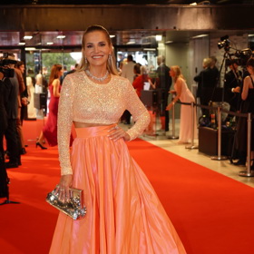 Dara Rolins a maxi psaníčko poseté stříbrnými fitry.