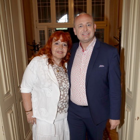 Dlouho trápily Marcelu Holanovou zdravotní komplikace, letos si ovšem soustředění finalistů soutěže Muž roku ujít nenechala. Zde pózuje s prezidentem Muže roku, Davidem Novotným.