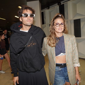 O poznání ležérnější outfit pak oba oblékli na premiéru filmu BANGER! Zatímco Emma ukázala dokonale ploché bříško, Jordan si raději vzal sluneční brýle, aby ho nikdo nepoznal. 