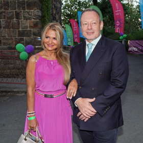 V Karlových Varech zapózovala se svým kolegou a kamarádem, hudebníkem Michalem Dvořákem.