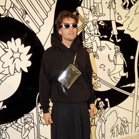 Partner moderátorky a zpěvačky Emmy Smetana, muzikant Jordan Haj, se v sukni objevil v loňském roce na Mezinárodním filmovém festivalu v Karlových Varech.