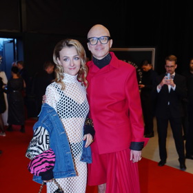 Letošní Ceny Anděl byly skvělou příležitostí vynést sukni také pro rapera 7krát3. Ten sukni sladil do kompletu s červeným sakem a černými botami.