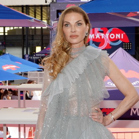 Jen o den později vynesla tytéž náušnice i modelka Pavlína Němcová. 