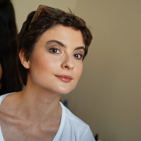 Eva nicméně tvrdí, že pro karlovarský festival se hodí i výstřednější líčení. Ani toho se nebojí.