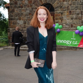 Alena strávila coby herečka rok a půl v Hollywoodu, který je podle jejích slov mnohem otevřenější různým somatotypům i genderům než náš český rybníček.